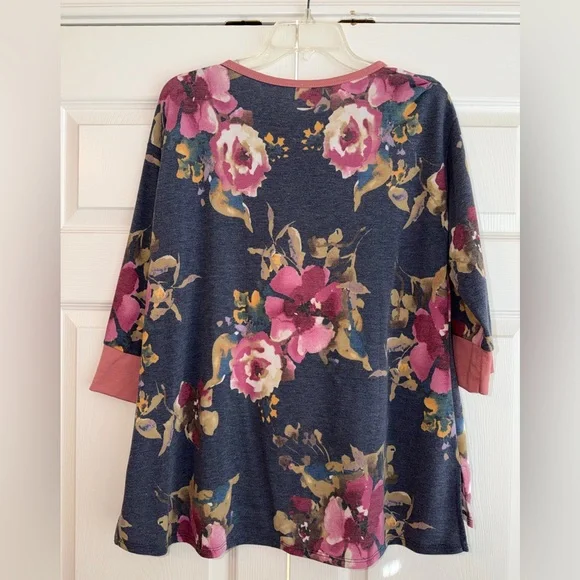 Dear Scarlett Floral 3/4 Sleeve Shirt - Picture 2 of 4